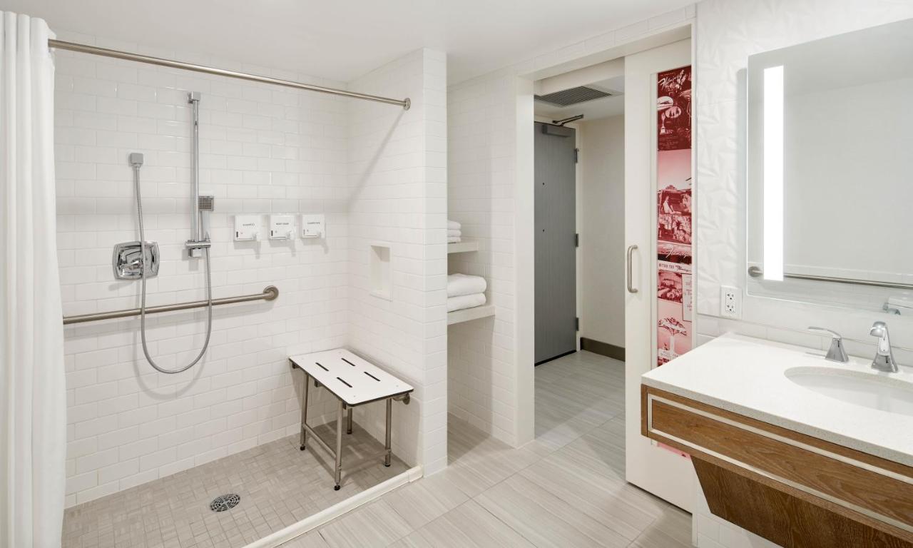 Flamingo Kamer met 2 Queensize Bedden en Rolstoeltoegankelijke Douche - Rookvrij