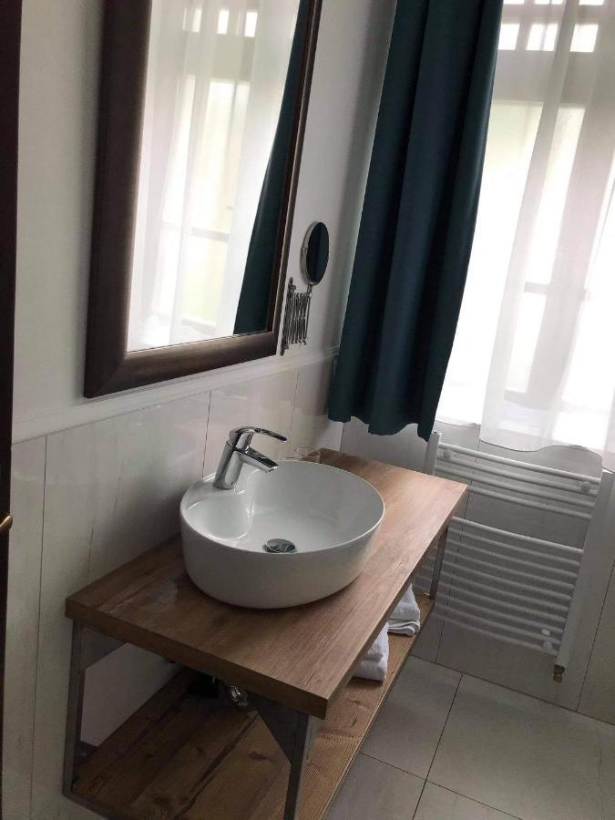 Quarto Triplo com Banheiro