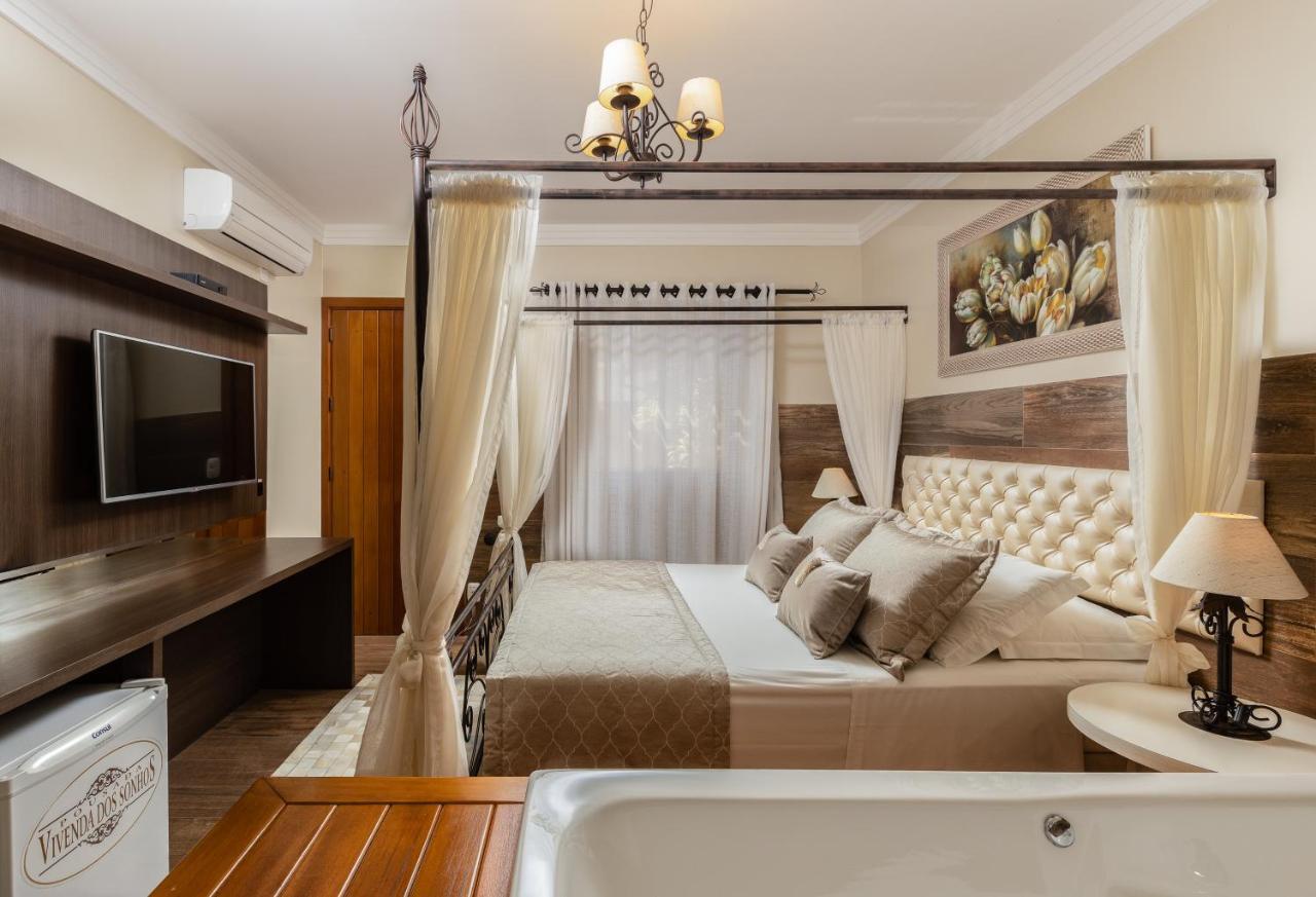 Quarto com Cama Queen-size e Banheira de Hidromassagem