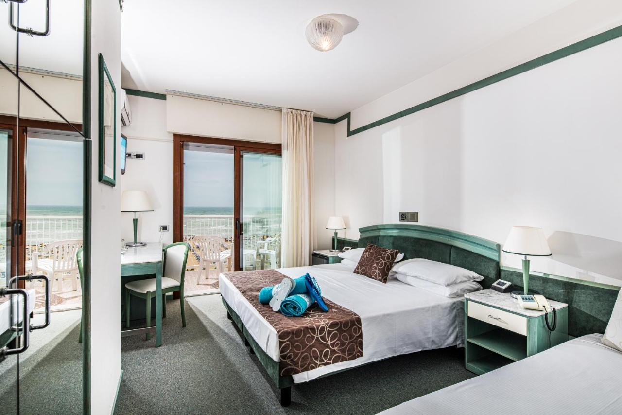 Standard Dreibettzimmer mit Meerblick
