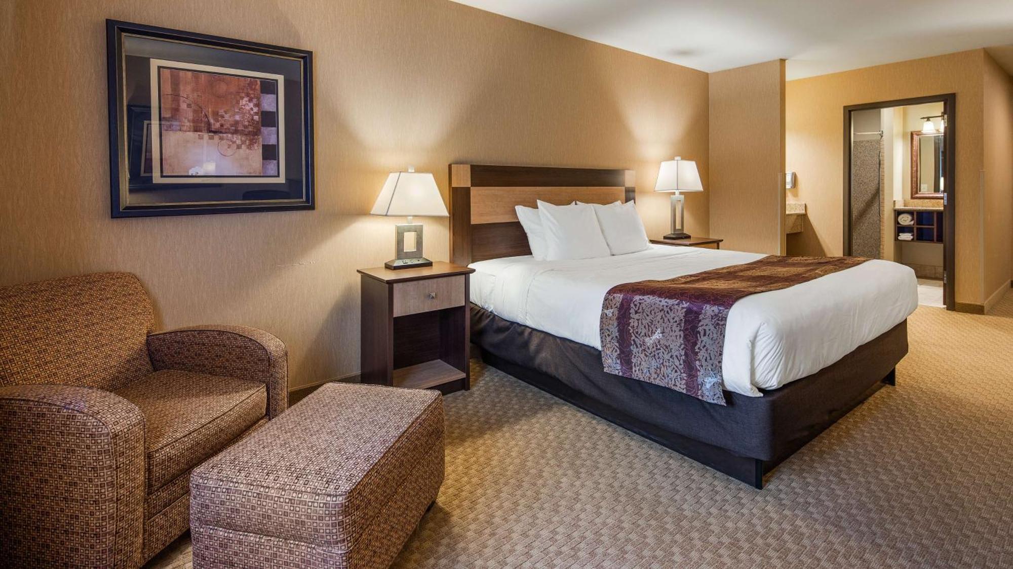 King Suite with Bath Tub - Disability Access/Non-Smoking