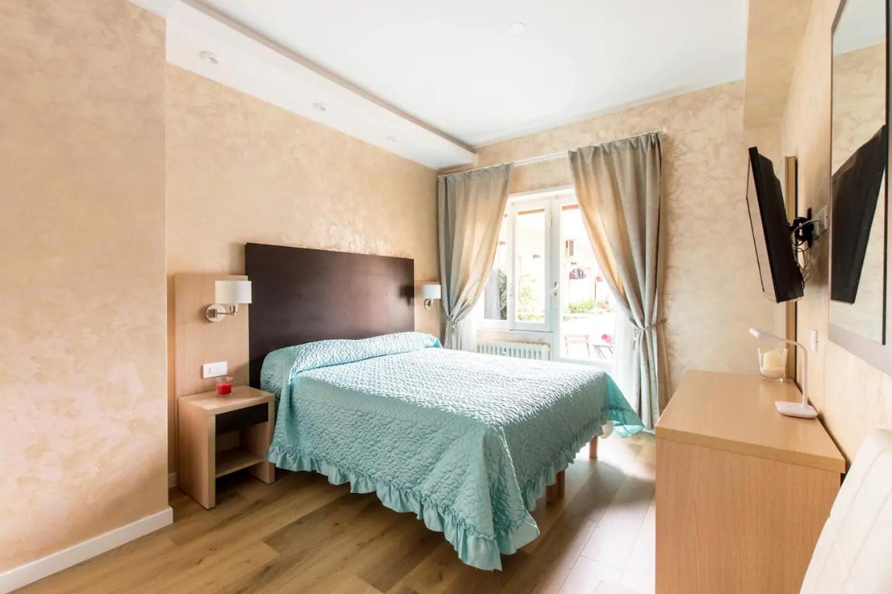 Zimmer mit Queensize-Bett und Balkon
