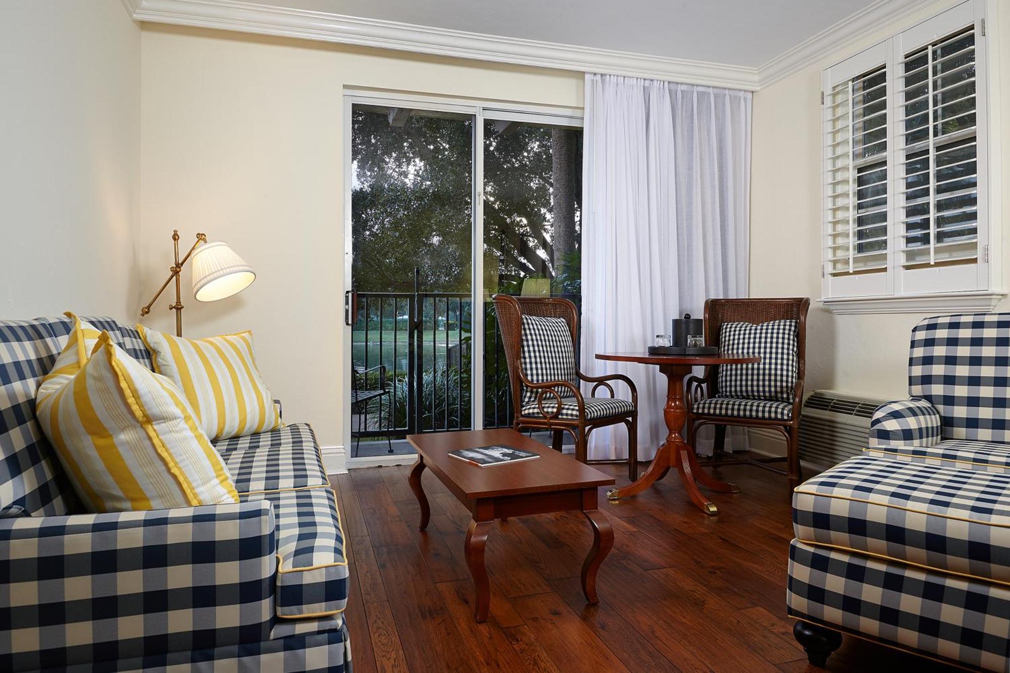 Deluxe King Room Lake View with Balcony
