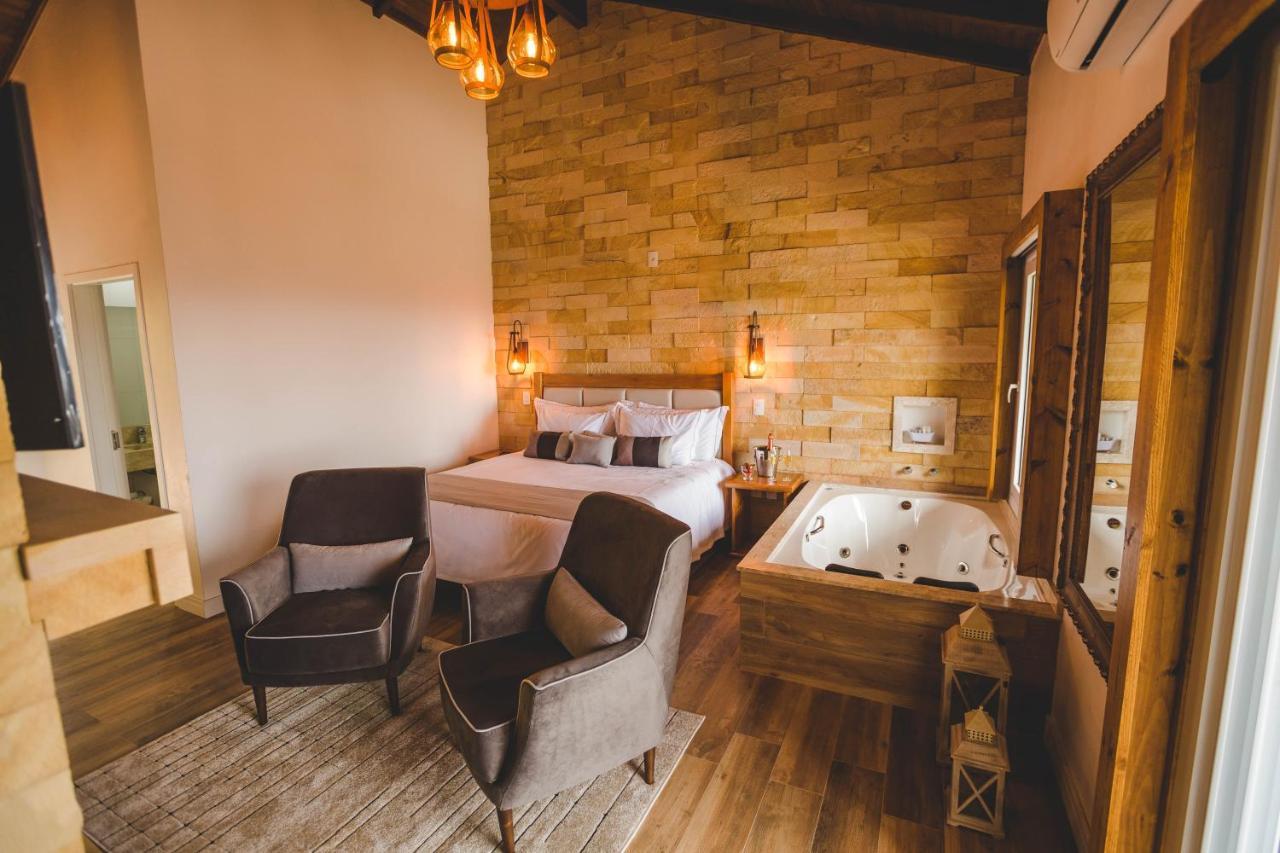 Suíte com Cama King-size e Banheira de Hidromassagem