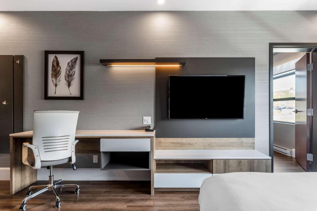 Suite with One Queen Bed and Two Single Beds - Non-Smoking