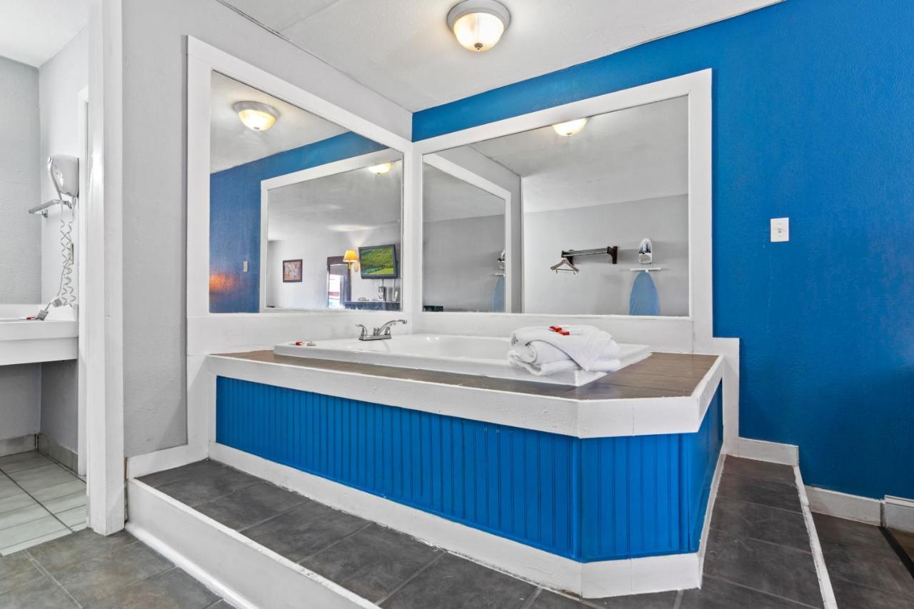 King Room with Hot Tub - Smoking