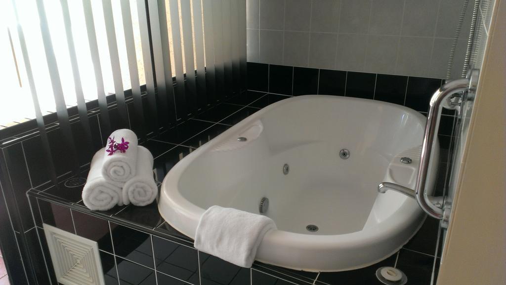 Studio with Spa Bath