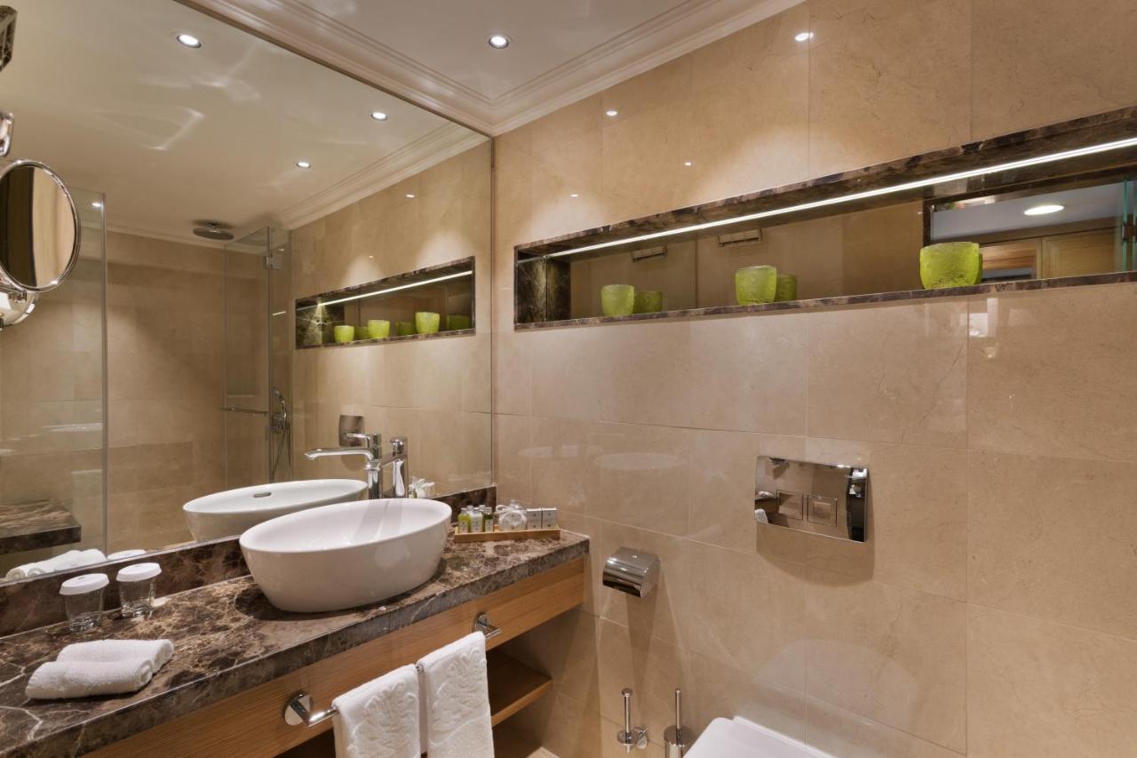 Deluxe Carmel Room