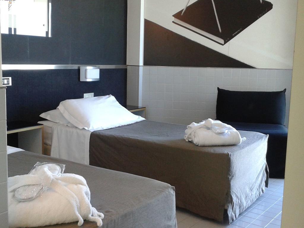 Standard Double or Twin Room Partial Sea View,693037407:JPEG