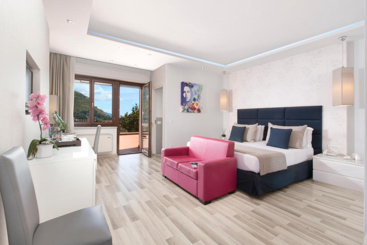 Deluxe Double Room with Balcony and Sea View