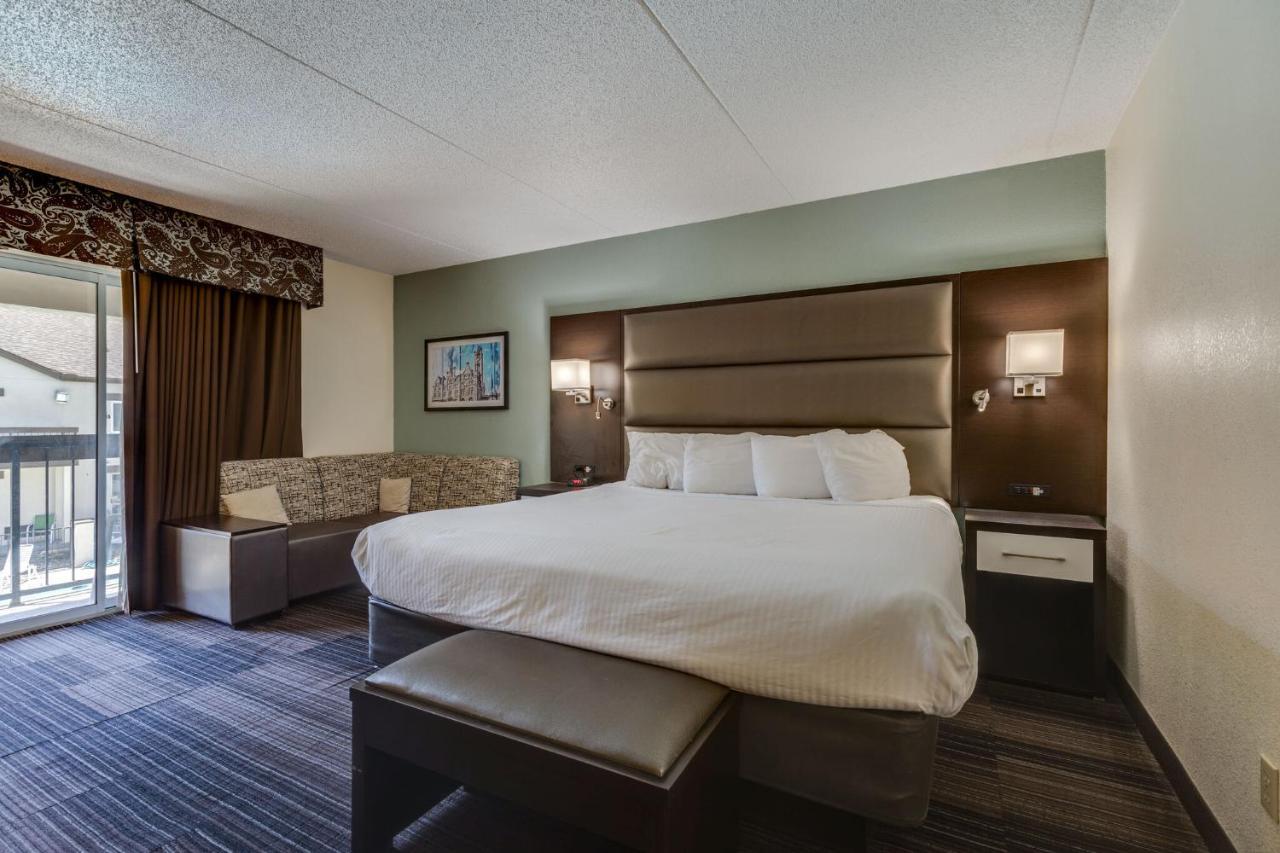 King Room with Balcony/Patio (Complimentary Happy Hour M-Sa)