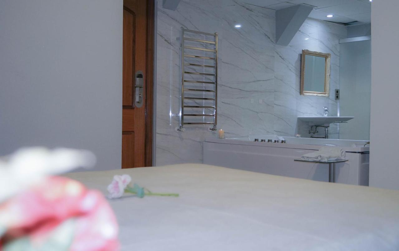 Habitación con cama grande y bañera de hidromasaje