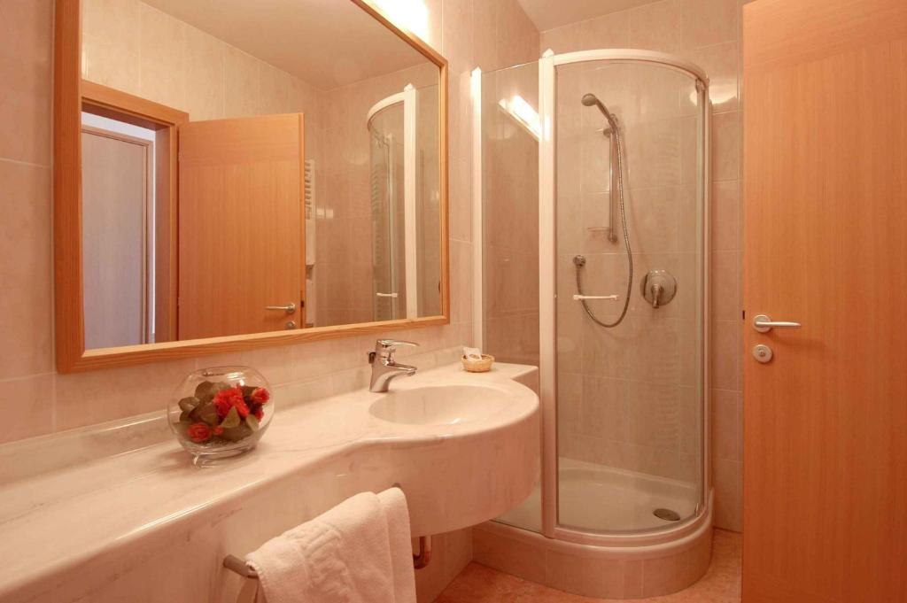 Doppel- oder Zweibettzimmer