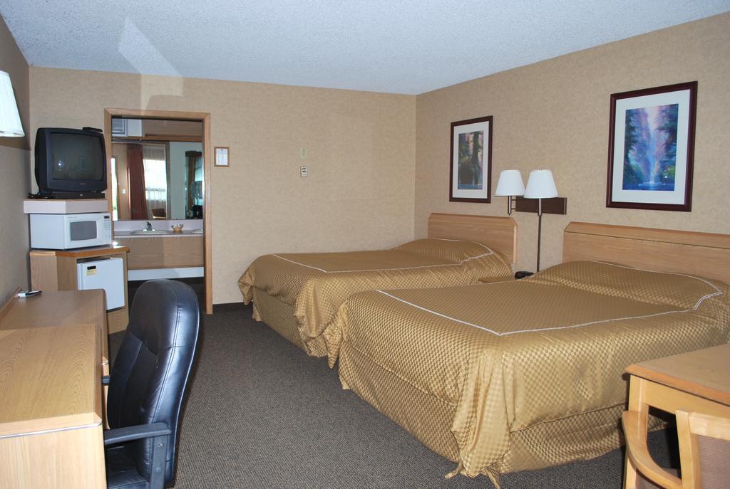 Queen Room with Two Queen Beds - Pet Friendly/Non-Smoking