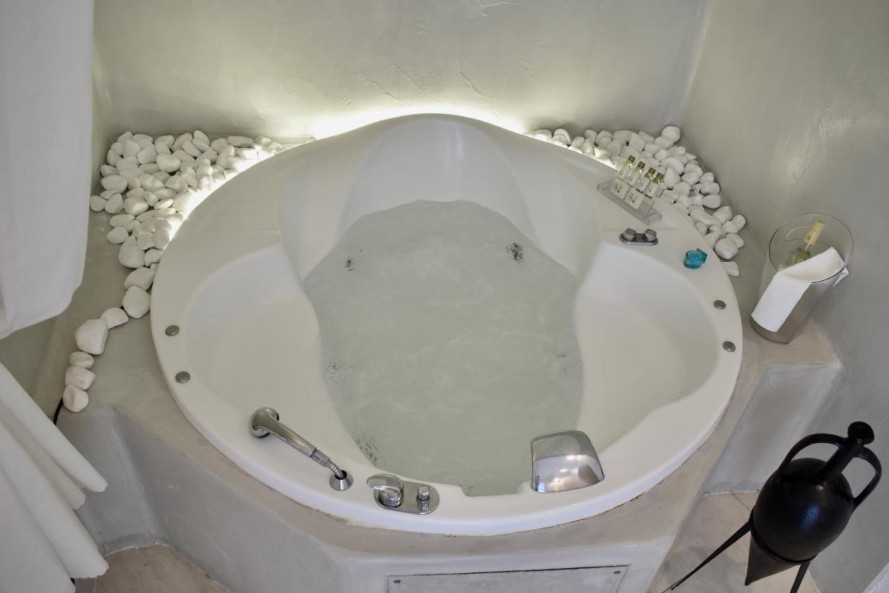 Ilios Honeymoon Studio Sea View Indoor & Outdoor Jetted Tubs