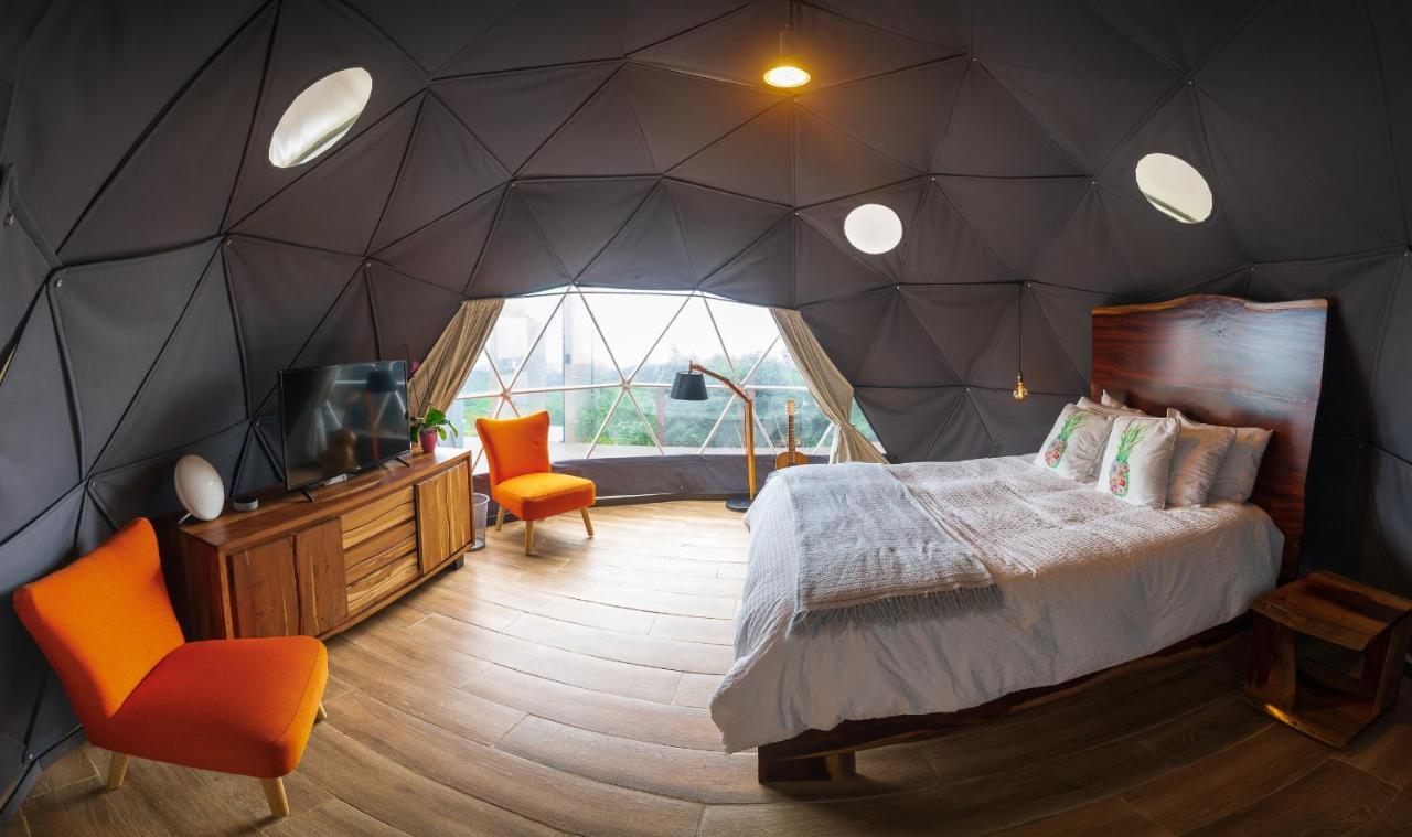 Honeymoon Tent, Hot Tub