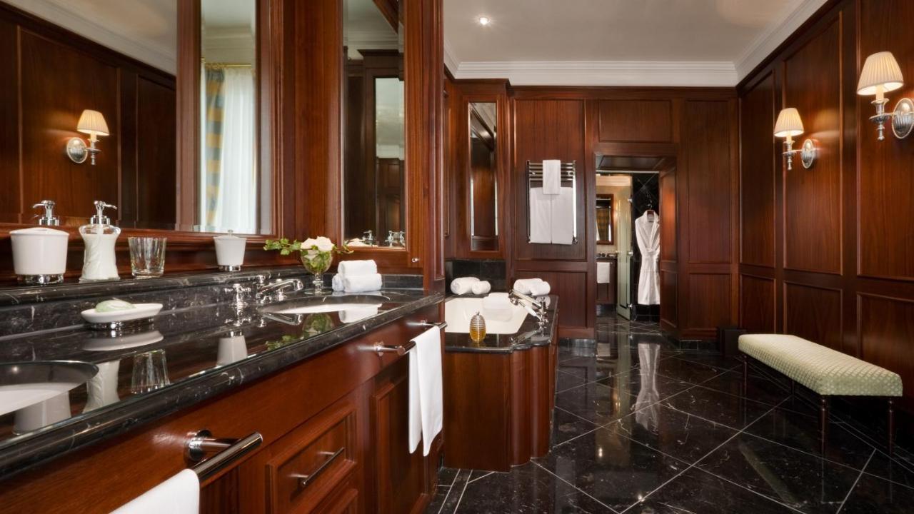 Manor State Room