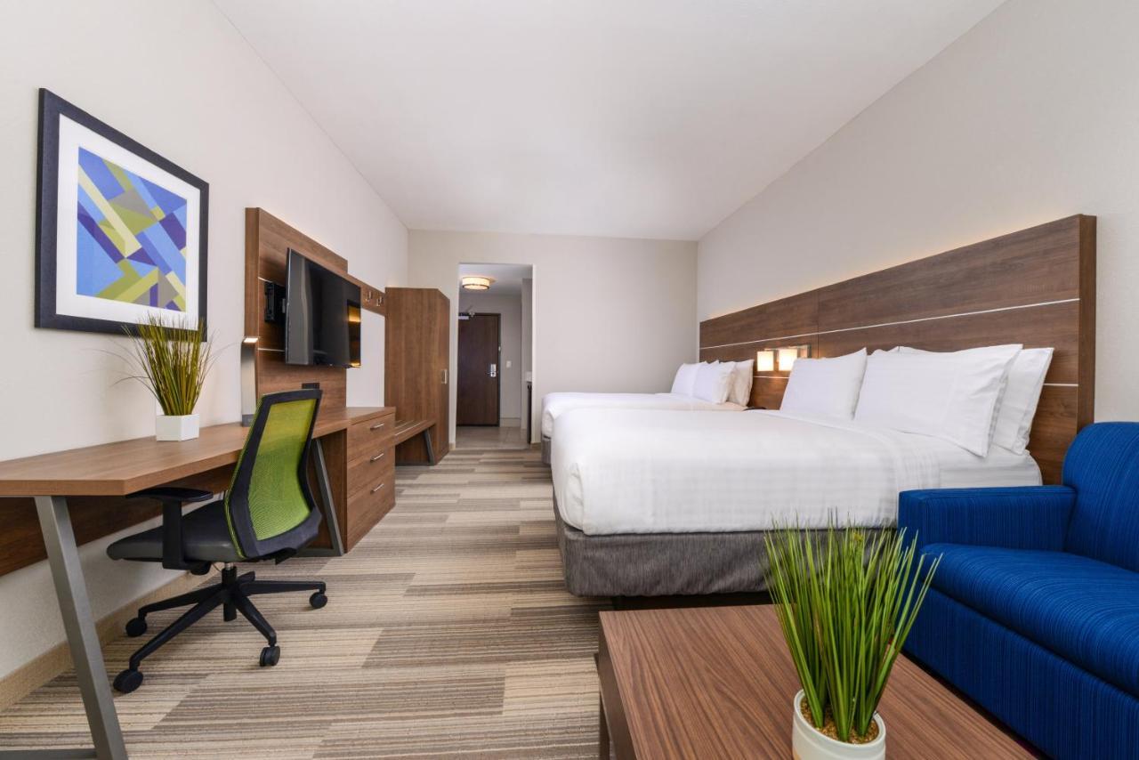 Queen Suite Two Queen Beds Additional Living Area