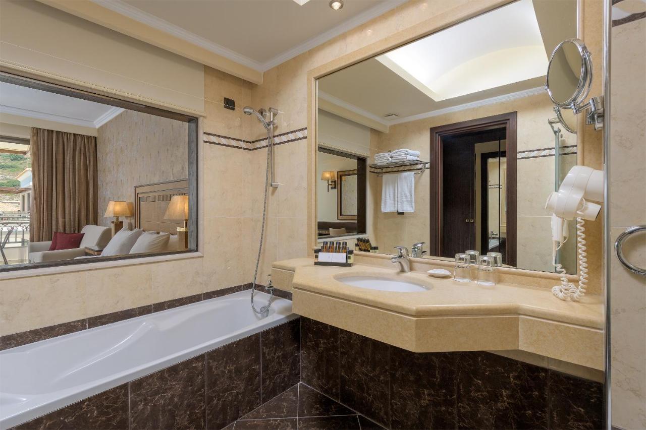 Luxury Suite Direct Pool Access