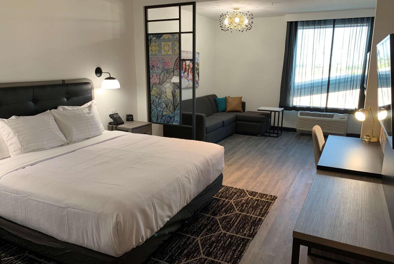 Deluxe King Room with Roll-In Shower -  Mobility Accessible/Non-Smoking