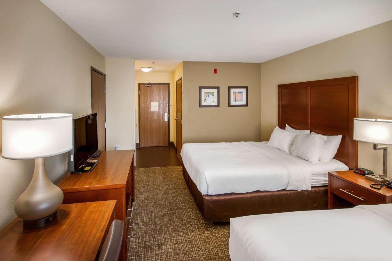 Queen Suite with Two Queen Beds - Non-Smoking
