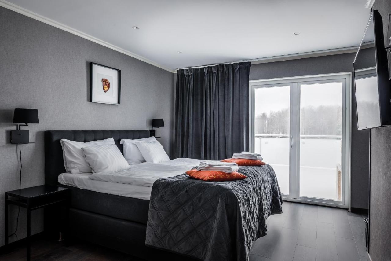 Habitación con cama extragrande y balcón
