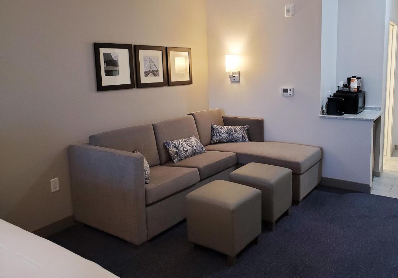 2 Queen Beds, Oversized 1 Room Suite, Sofabed
