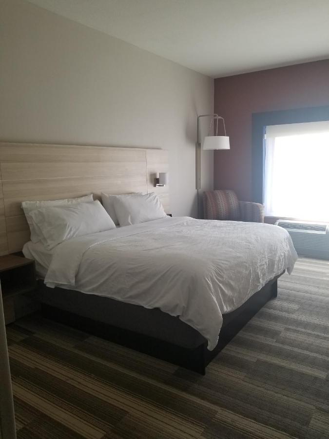 King Suite with Roll-in Shower - Mobility Access