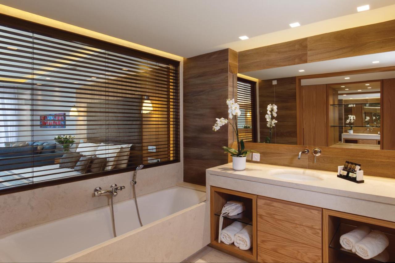 Junior Suite Beach Front Swim up Sea View,1544026594:JPEG