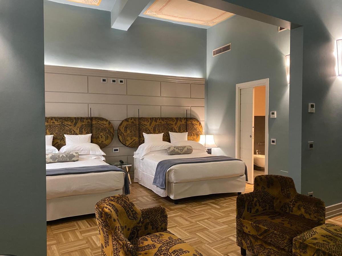 Suite con bañera de hidromasaje y cama grande