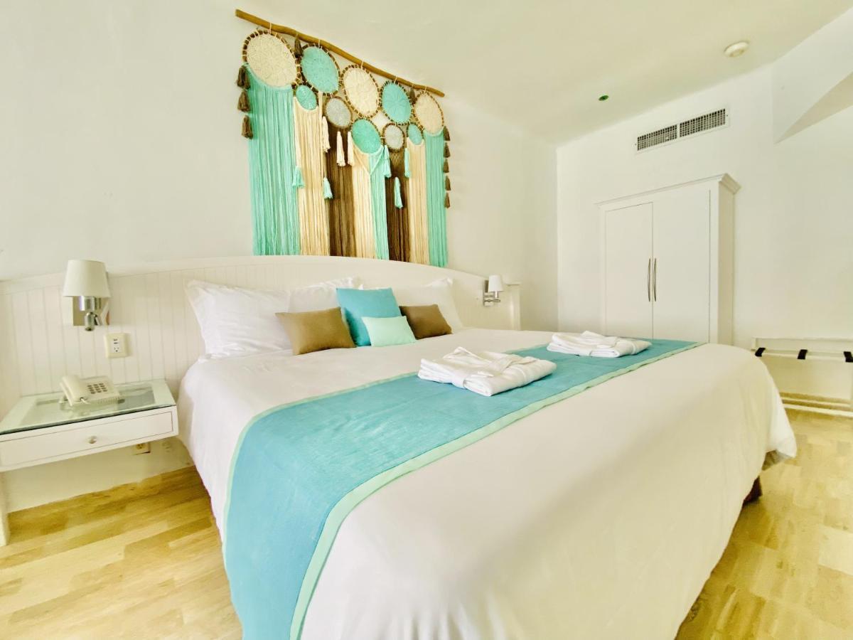 Habitación con cama extragrande y vistas al mar