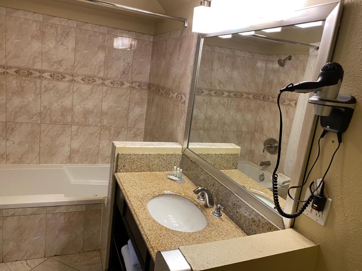 Deluxe Room, 1 King Bed, Jetted Bathroom Tub, Non Smoking