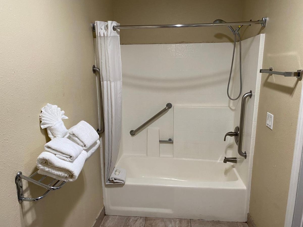 Standard Room, 1 King Bed, Accessible Tub, Non Smoking