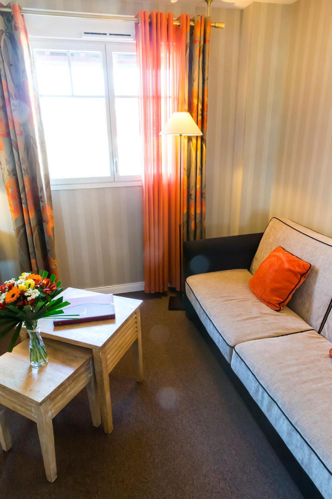 Room Lounge Street View