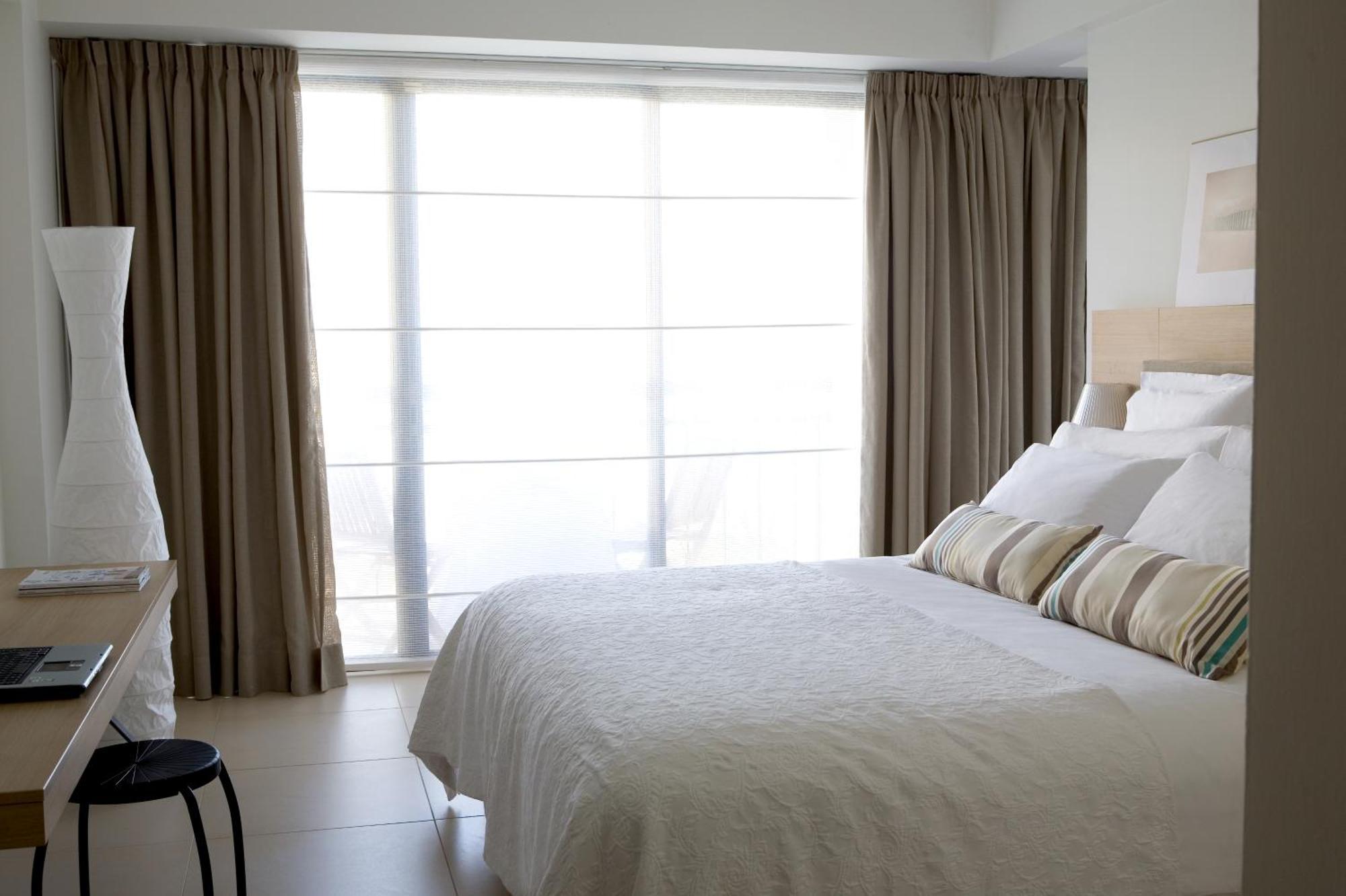 Standard Zweibettzimmer mit seitlichem Meerblick