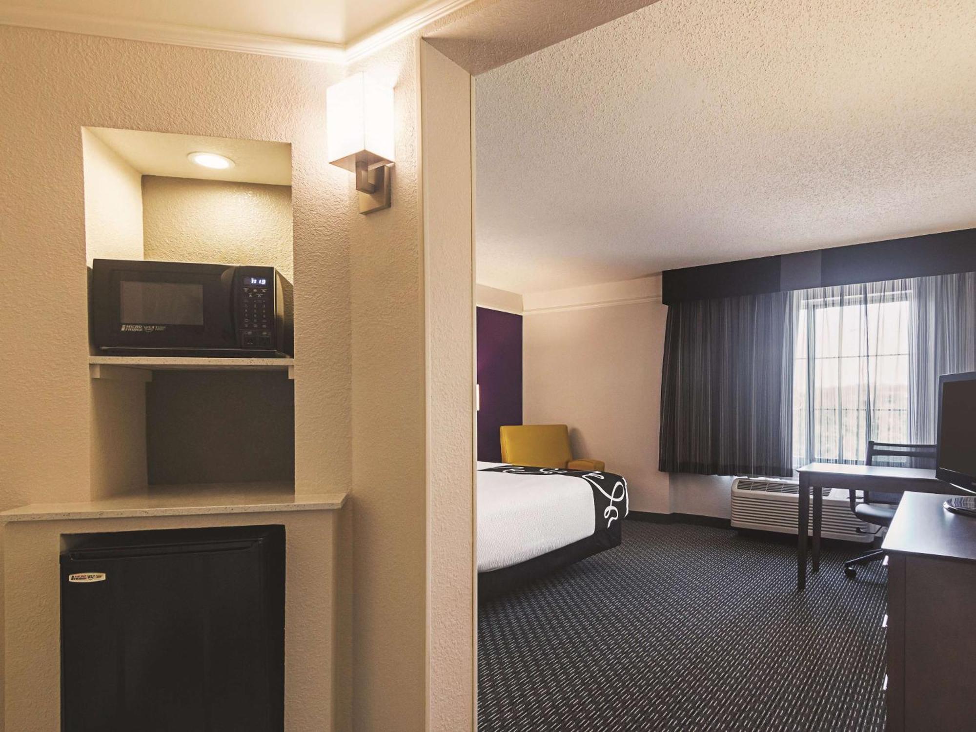King Room with Roll-In Shower - Mobility Access/Non-Smoking