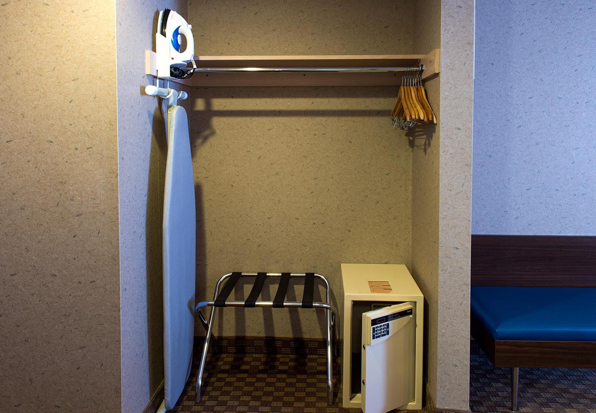 Deluxe King Room with Hot Tub - Non-Smoking