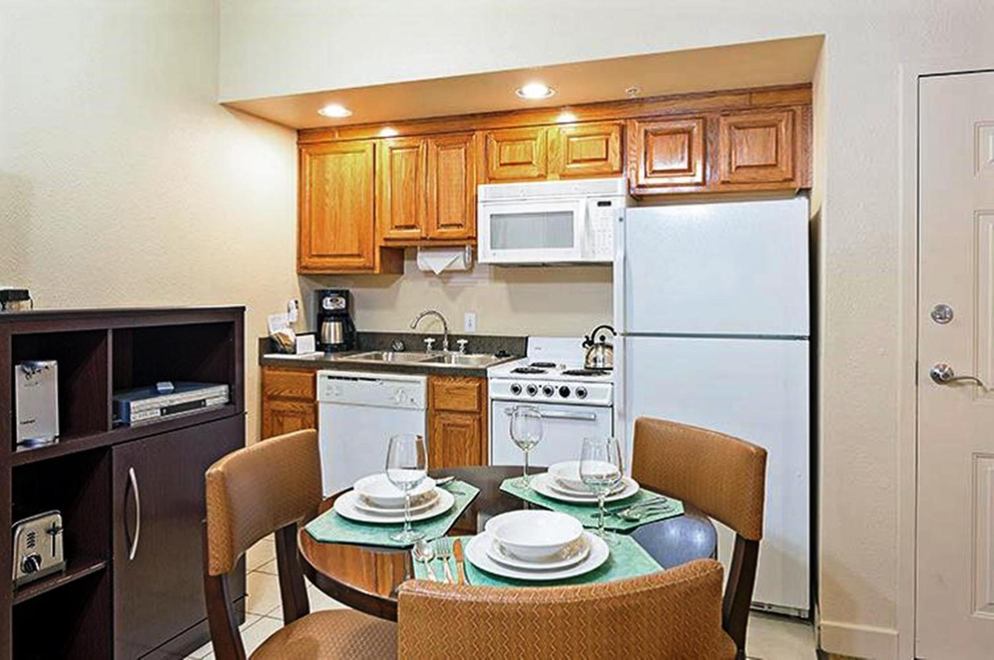 1 BEDROOM GOLF VIEW QUEEN SUITE SOFABED