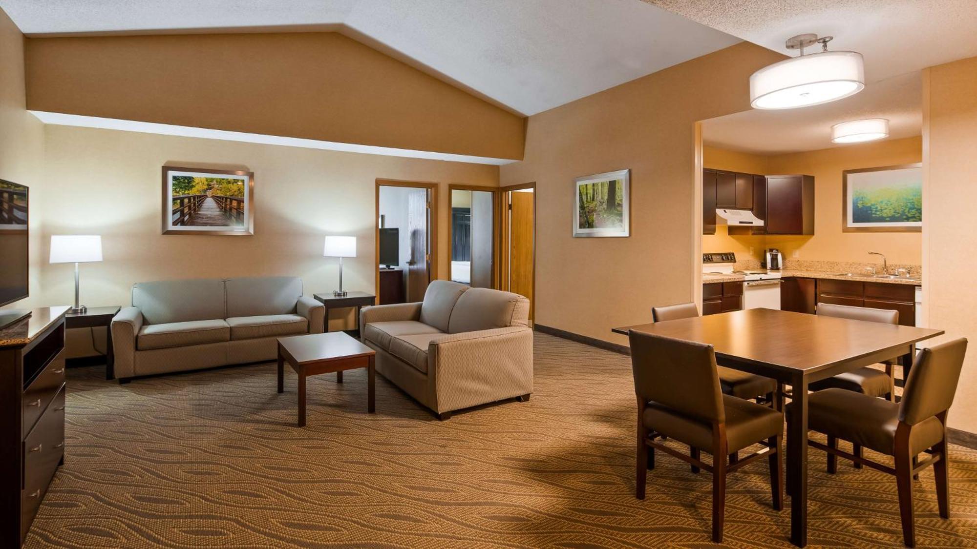 Suite with One King and Two Queen Beds