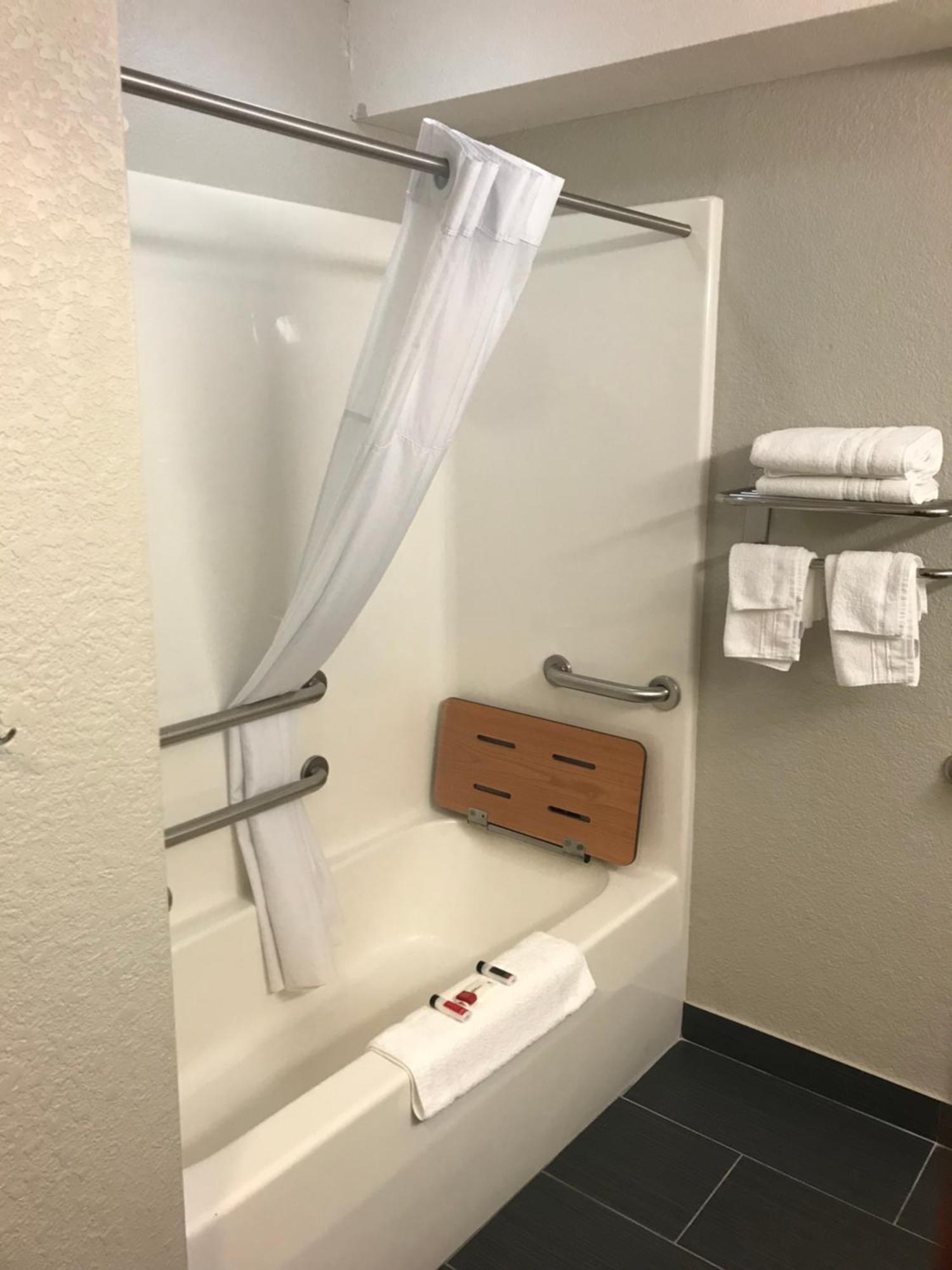 Queen Room - Disability Access/Non-Smoking/Pet Friendly