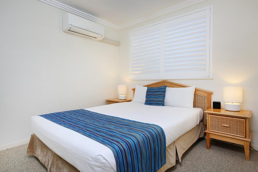 Deluxe Three-Bedroom Apartment - Absolute Waterfront
