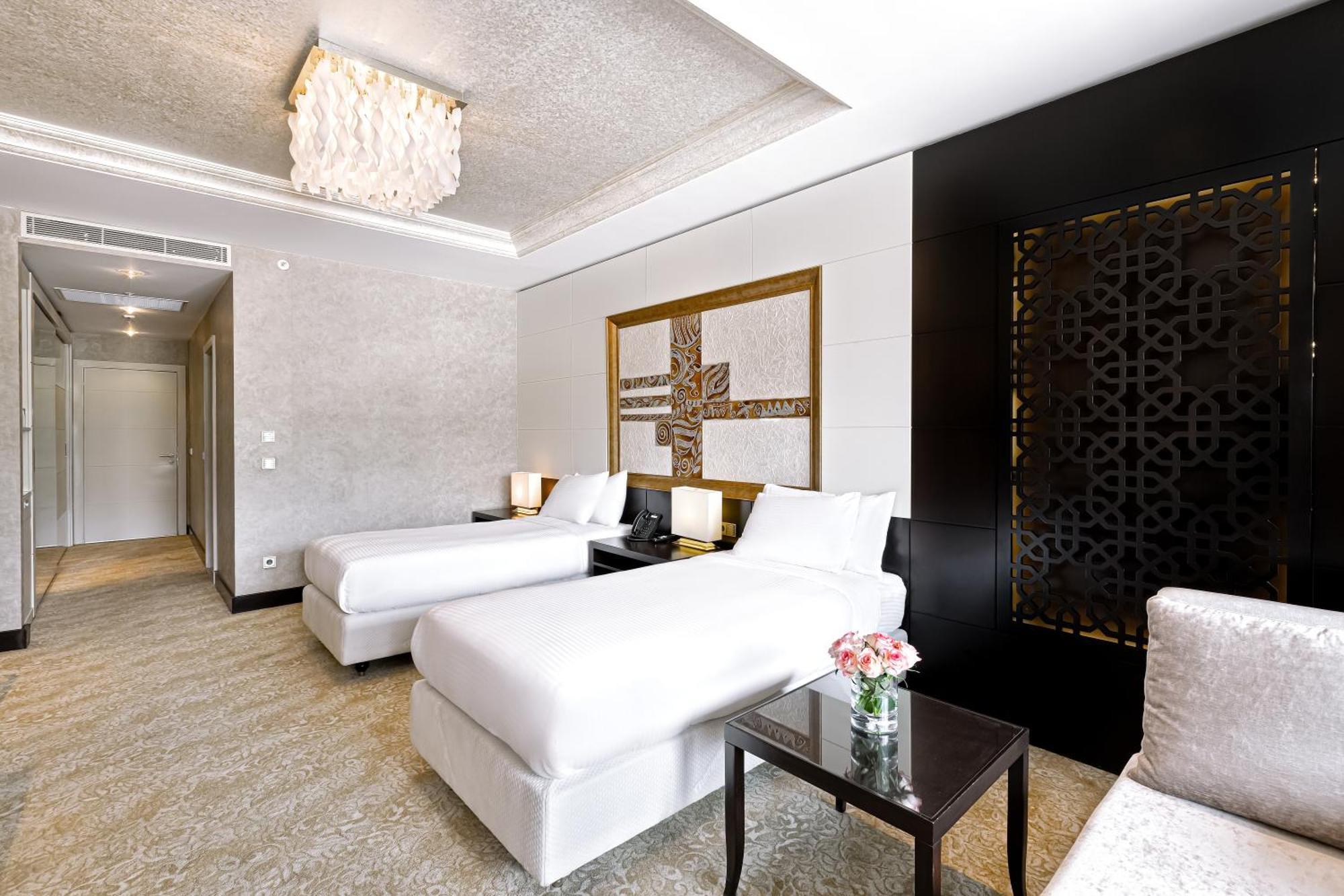 Superior Twin Room with Plaza View