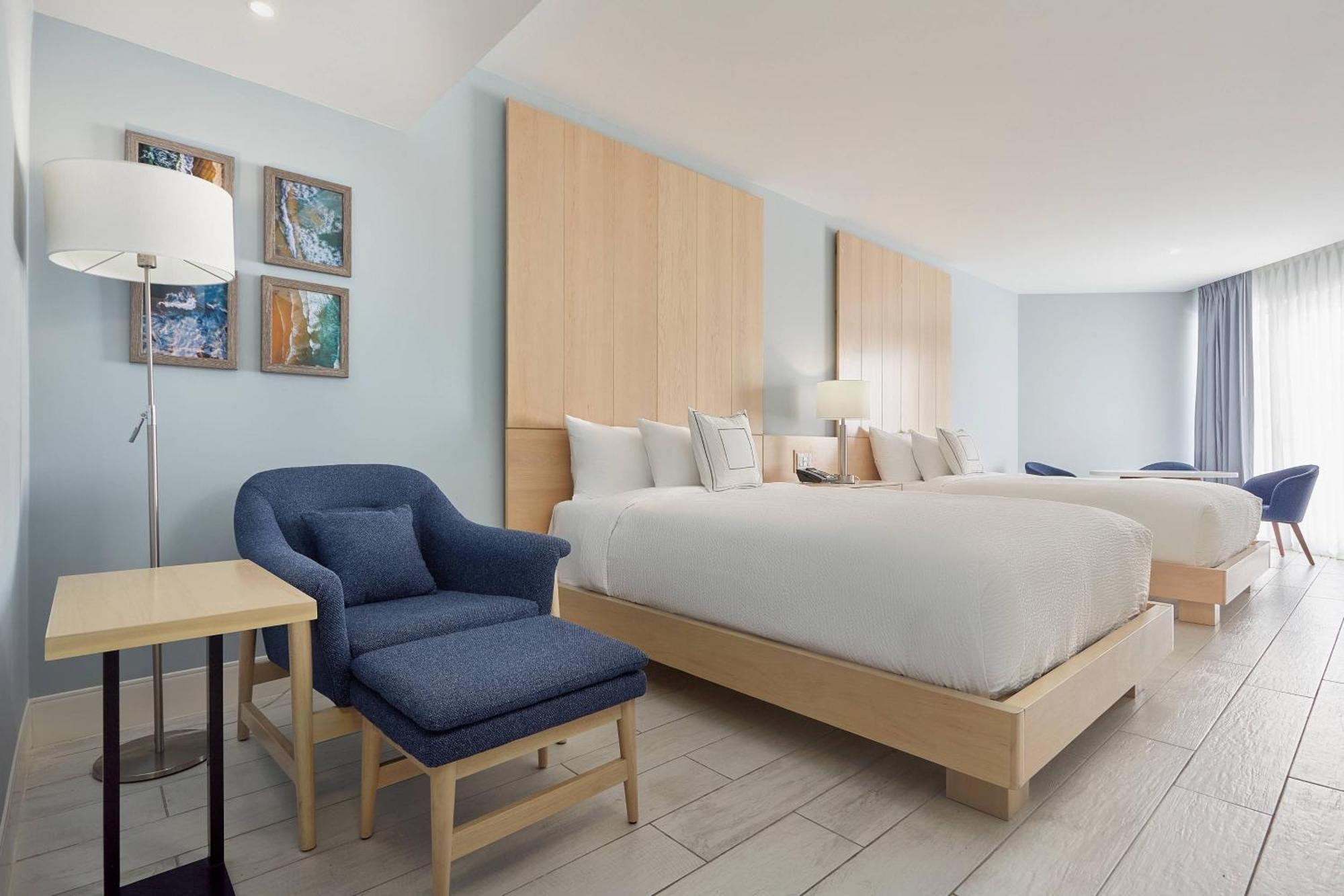 Kamer met 2 Queensize Bedden en Uitzicht op het Zwembad