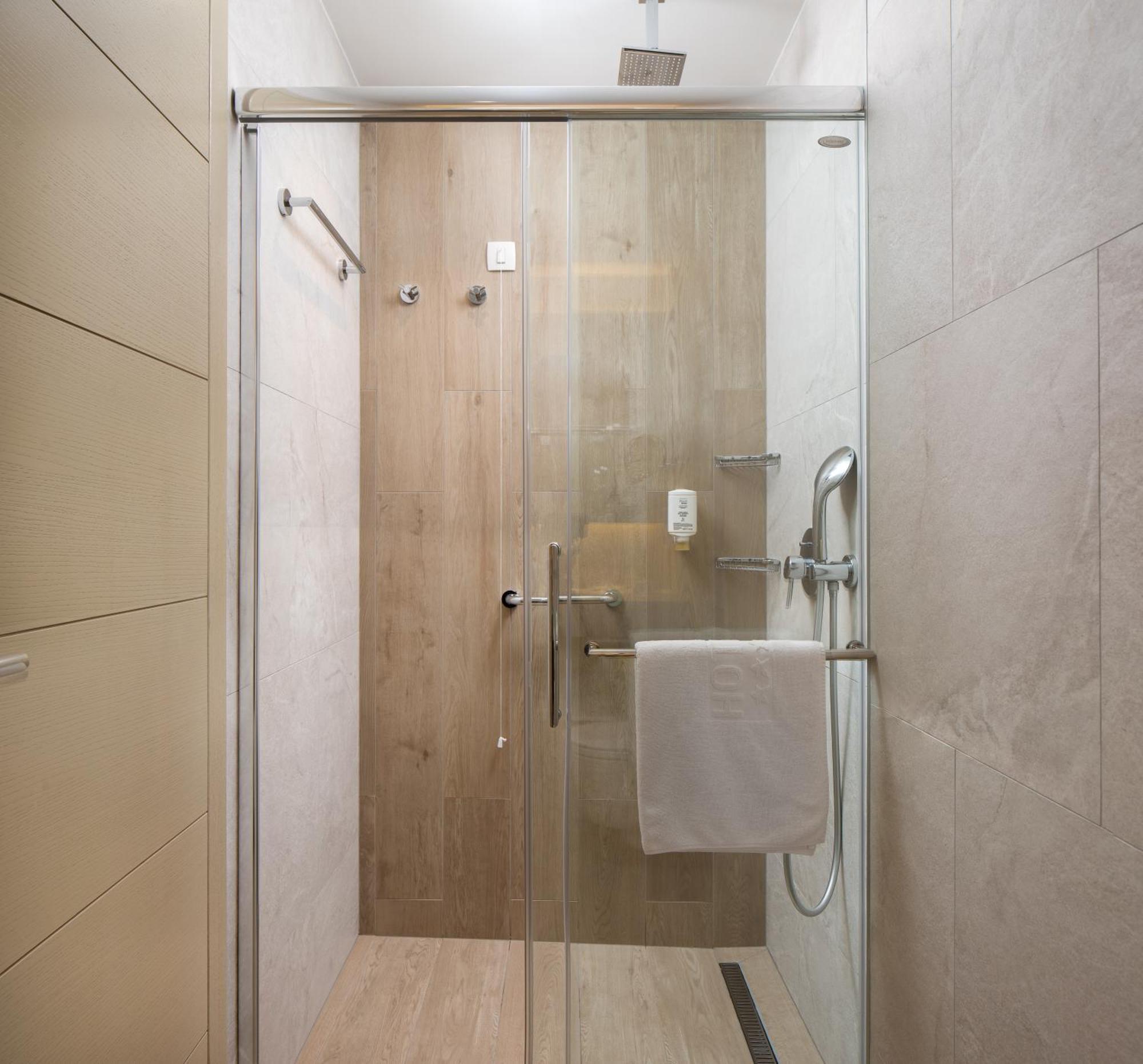 Deluxe Apartment with Terrace and Whirlpool