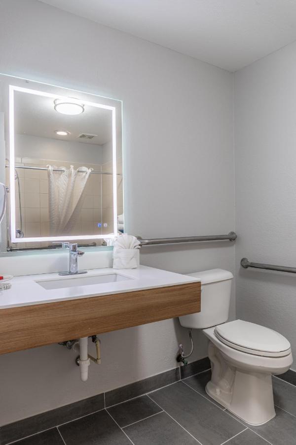 1 Queen Bed, Mobility Accessible Room with Roll-In Shower, Non-Smoking