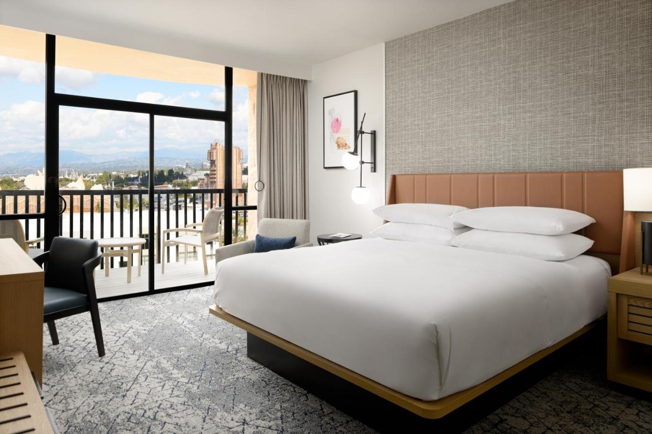 Club level Guest room 1 King Theme park view High floor,1239238153:JPEG