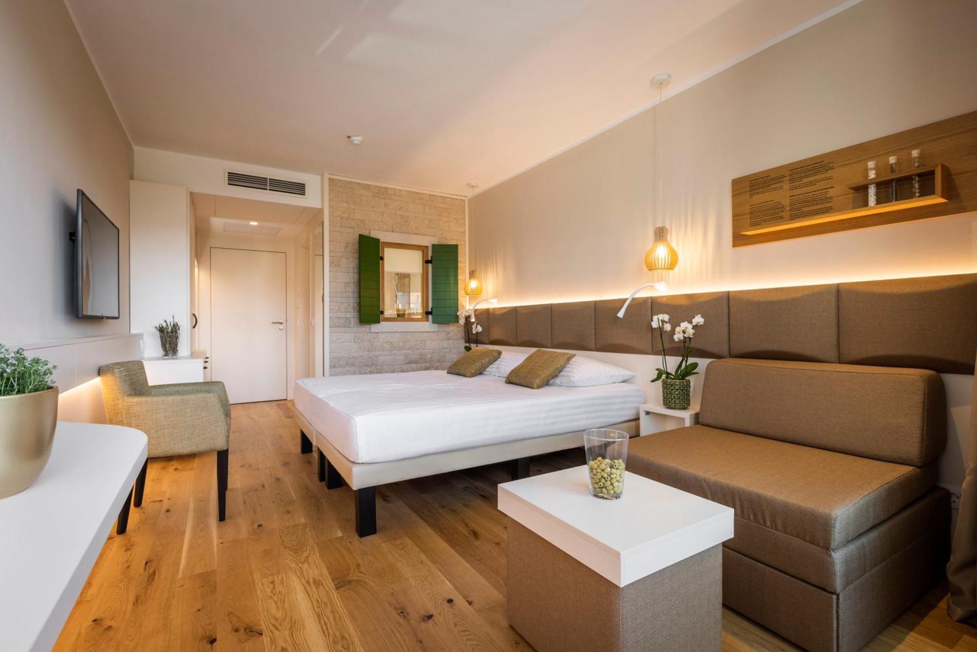 Camera Superior Matrimoniale/Doppia con Letti Singoli con Letto Supplementare, Balcone e Vista Porto