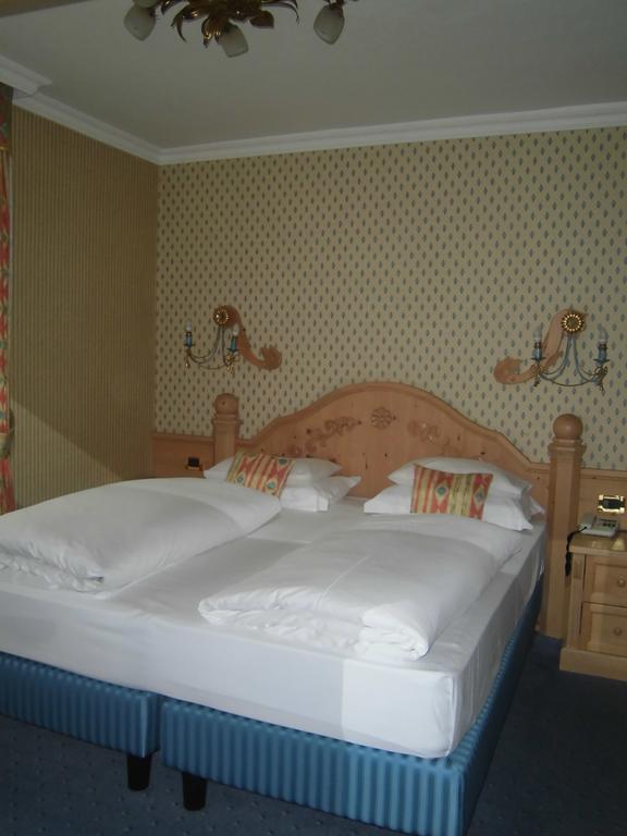Family Room,124274784:JPEG