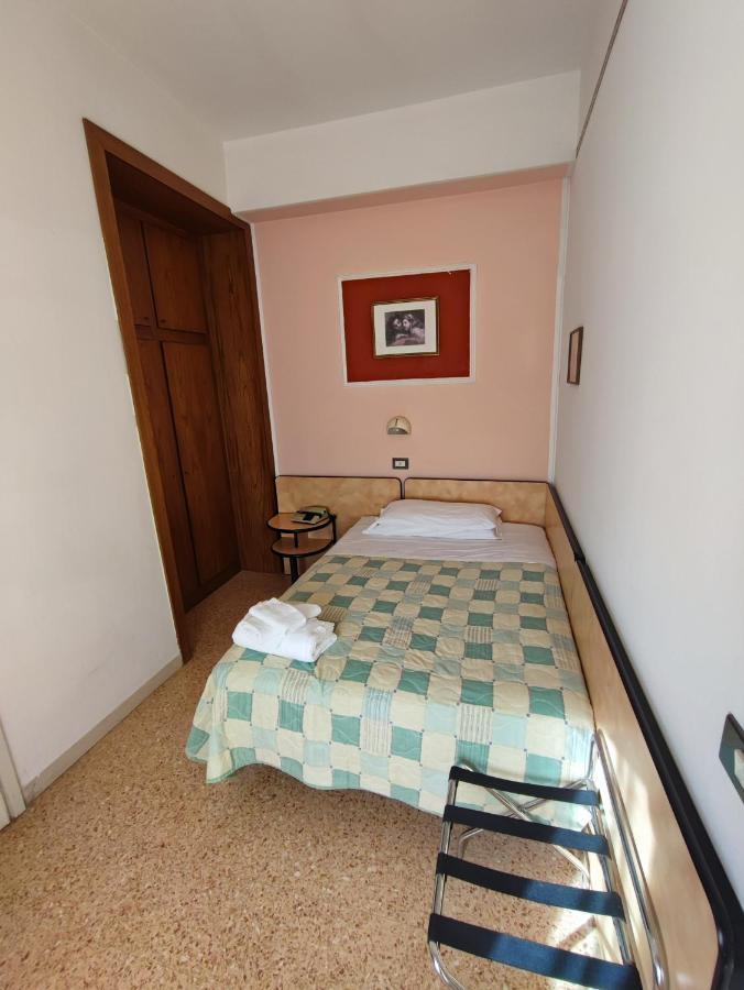 Single Room,1243227223:JPEG