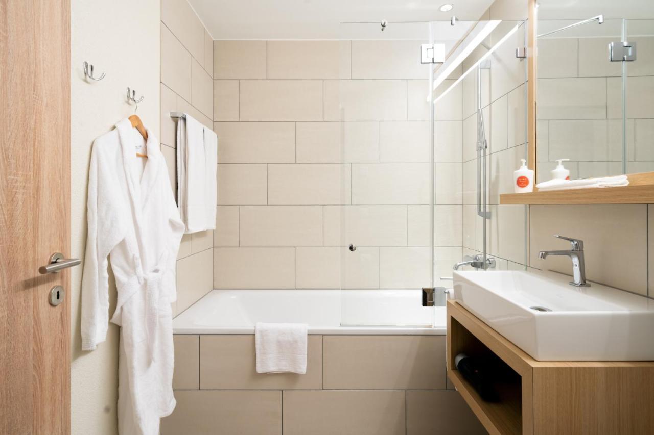 Three-Bedroom Apartment,1251028801:JPEG